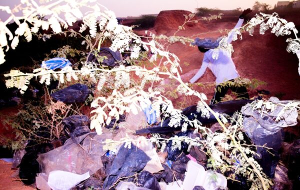 © Philippe et Jacques, Rouge précaire, 2023 / Courtesy of the artist and Biennale photographique de Ouagadougou (PHOTOSA)