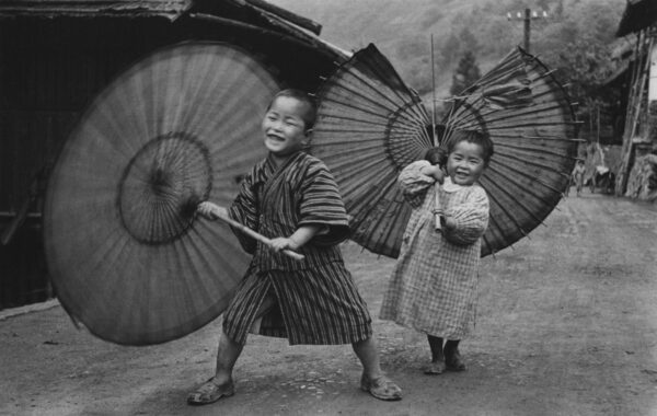 Enfants faisant tourner des parapluies, Ogôchimura photographie de la série Enfants, vers 1937 © Ken Domon Museum of Photography