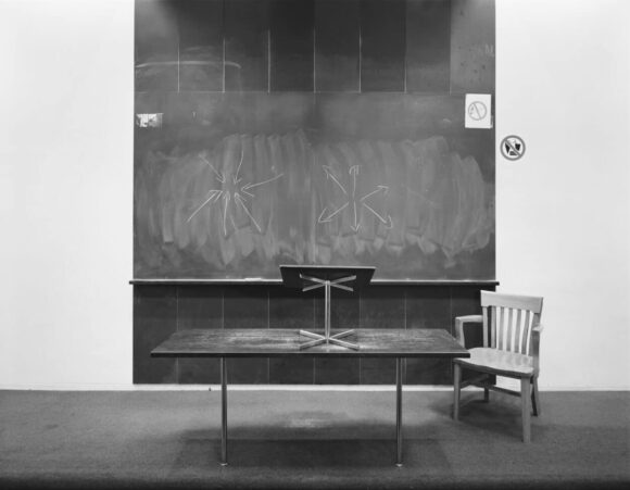 Blackboard, 1980 Épreuve gélatino-argentique 78,7 x 100 cm Don de M. Andrew Lugg, 2018 © Andrew Lugg and Lynne Cohen Estate Photo © Centre Pompidou, MNAM-CCI/ Philippe Migeat/Dist. RMN-GP