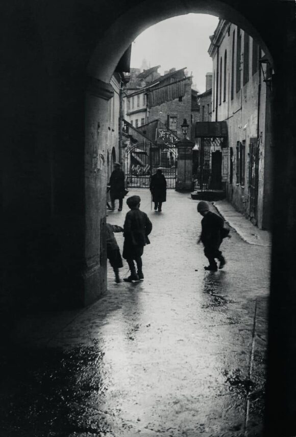 Crépuscule, 1928-1929 Série Quartier juif de Vilnius Épreuve gélatino-argentique 30 × 20 cm Yossi Raviv-Moi Ver Archive © Yossi Raviv-Moi Ver Archive Photo © Centre Pompidou /Dist. RMN-GP