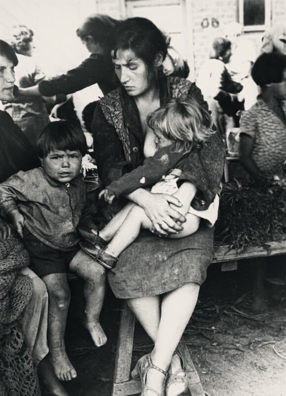 Mère et enfant le jour du marché, 1937. Série Visages d’hier. Les juifs en Pologne 1929-1939 Épreuve gélatino-argentique 24,5 × 17,5 cm Collection Ann and Jürgen Wilde, Cologne © Yossi Raviv-Moi Ver Archive Photo © Centre Pompidou / Dist. RMN-GP