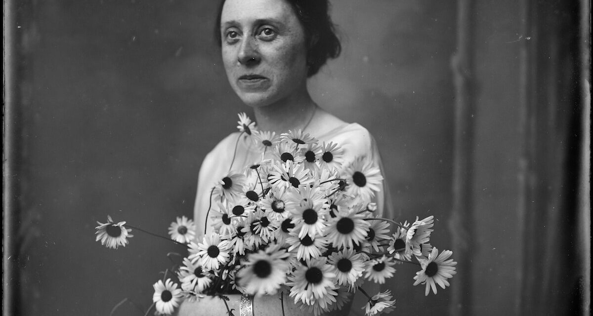 Portrait de femme, négatif sur verre © Henri Rault