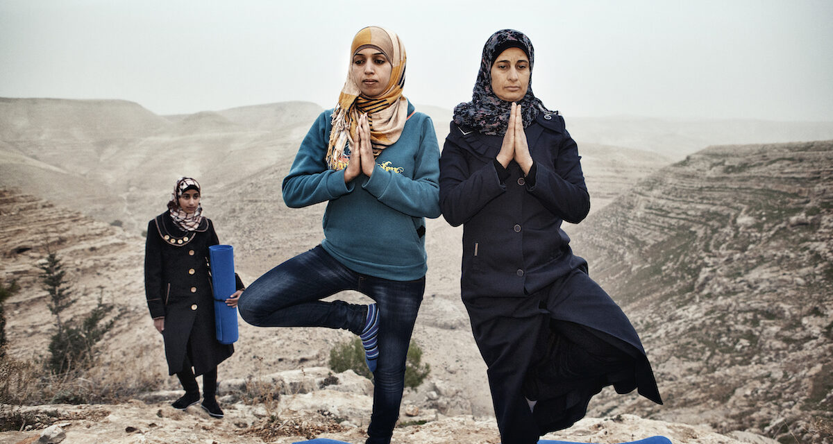 Za’tara, Bethléem, Cisjordanie. 6 janvier 2013. Hayat enseigne le yoga aux habitants de son village. Ses étudiantes sont de plus en plus nombres de semaine en semaine. Elles appellent cela de la «résistance intérieure» et le yoga s’avère être une véritable forme de libération. © Tanya Habjouqa / Noor @habjouqa @noorimages