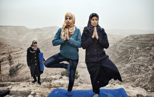 Za’tara, Bethléem, Cisjordanie. 6 janvier 2013. Hayat enseigne le yoga aux habitants de son village. Ses étudiantes sont de plus en plus nombres de semaine en semaine. Elles appellent cela de la «résistance intérieure» et le yoga s’avère être une véritable forme de libération. © Tanya Habjouqa / Noor @habjouqa @noorimages