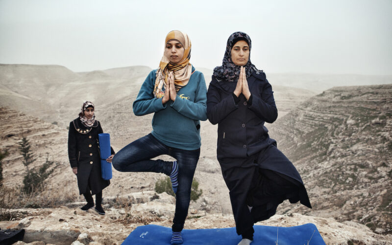 Za’tara, Bethléem, Cisjordanie. 6 janvier 2013. Hayat enseigne le yoga aux habitants de son village. Ses étudiantes sont de plus en plus nombres de semaine en semaine. Elles appellent cela de la «résistance intérieure» et le yoga s’avère être une véritable forme de libération. © Tanya Habjouqa / Noor @habjouqa @noorimages