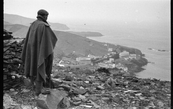 Un soldat franquiste observe le village de Cerbère, en territoire français, depuis le littoral frontalier, mars 1939 © Arxiu Campañà